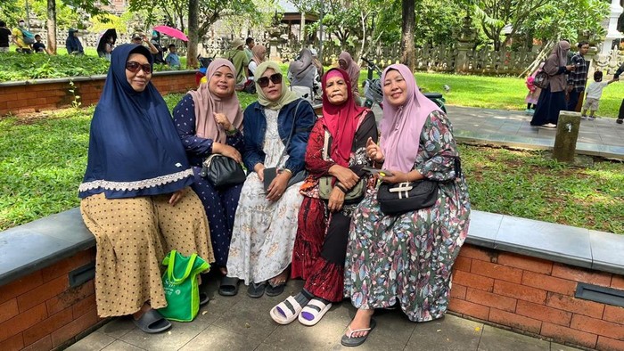 Rini, warga Pasuruan Jatim bersama teman-temannya berlibur ke TMII, Jaktim, Kamis (26/12/2024).