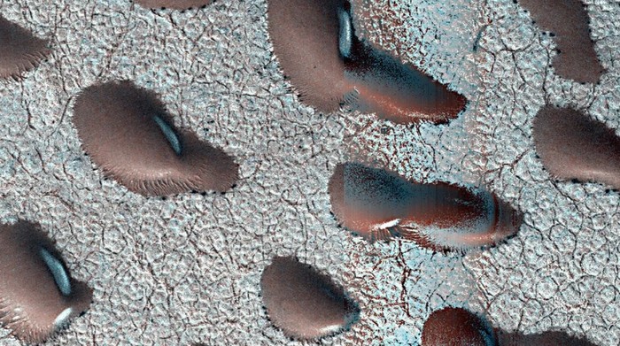 Perbukitan di wilayah Australe Scopuli Mars, yang terletak dekat kutub selatan planet tersebut, diketahui tertutup es karbon dioksida. Kondisi ini membuat Planet Merah tampak bersalju seperti keajaiban musim dingin.