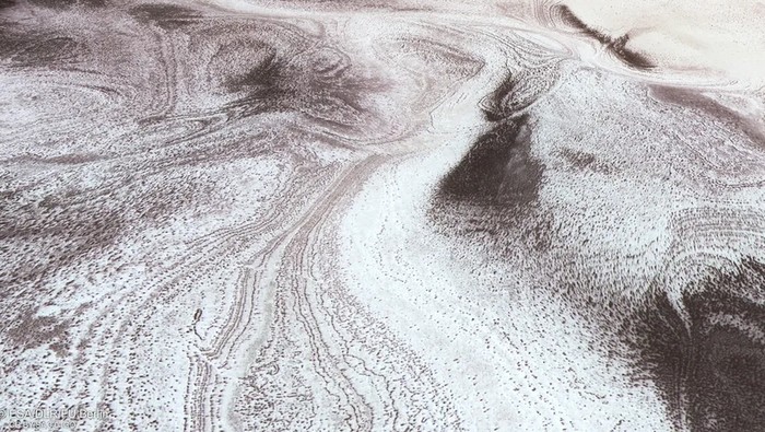 Perbukitan di wilayah Australe Scopuli Mars, yang terletak dekat kutub selatan planet tersebut, diketahui tertutup es karbon dioksida. Kondisi ini membuat Planet Merah tampak bersalju seperti keajaiban musim dingin.
