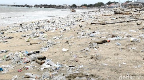 Sampah plastik di Pantai Kedonganan, Bali, Kamis (26/12/2024).