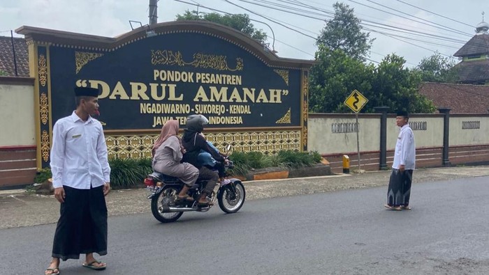 Santri Mengatur Lalu Lintas di Libur Nataru