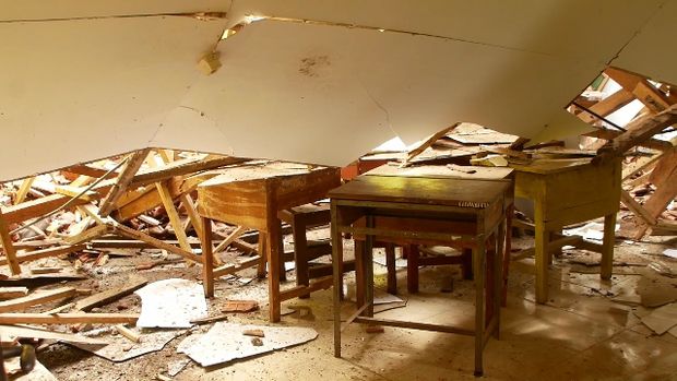 Sekolah di Lumajang ambruk