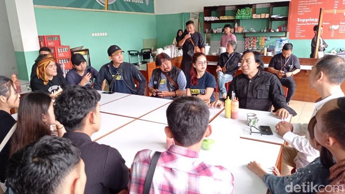Senator Komeng saat bertemu dengan pegiat perfilman Tasikmalaya.