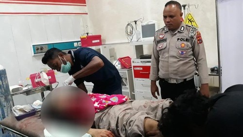 Seorang perempuan dilarikan ke Rumah Sakit TC Hillers Maumere dan meninggal dunia setelah menabrak rumah warga di Sikka, NTT, Rabu (25/12/2024). (Foto: Dok. Polres Sikka)
