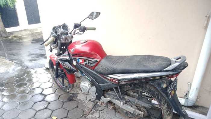 Sepeda motor Vixion misterius diamankan di Polsek Jatinom. Foto diunggah Kamis (26/12/2024).
