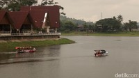 Harga tiket naik perahu di mulai Rp 15 ribu per orang, namun Anda juga dapat membooking hanya untuk 3-4 orang saja dan harga tiket menyesuaikan.