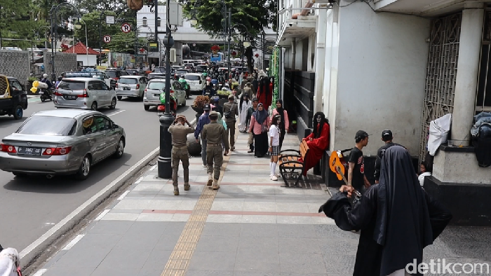 Situasi keramaian di Jalan Asia Afrika Bandung, Kamis (26/12/2024).