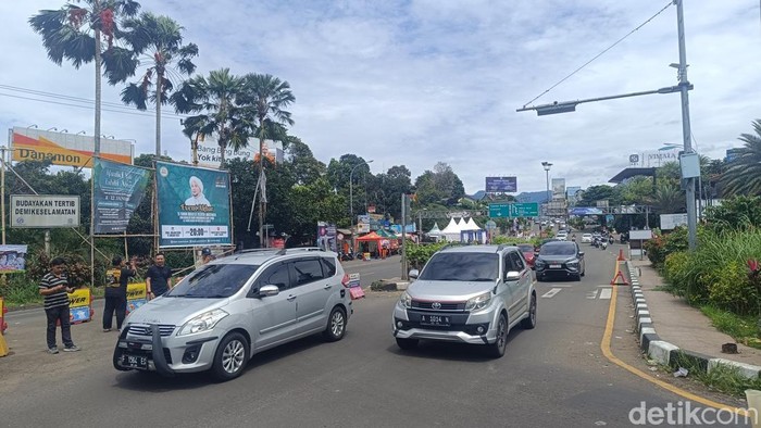 Situasi lalu lintas di Simpang Gadog Bogor saat one way arah Jakarta diterapkan
