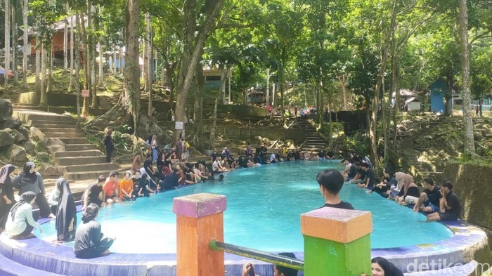 Suasana lokasi wisata permandian air panas Lejja di Soppeng.