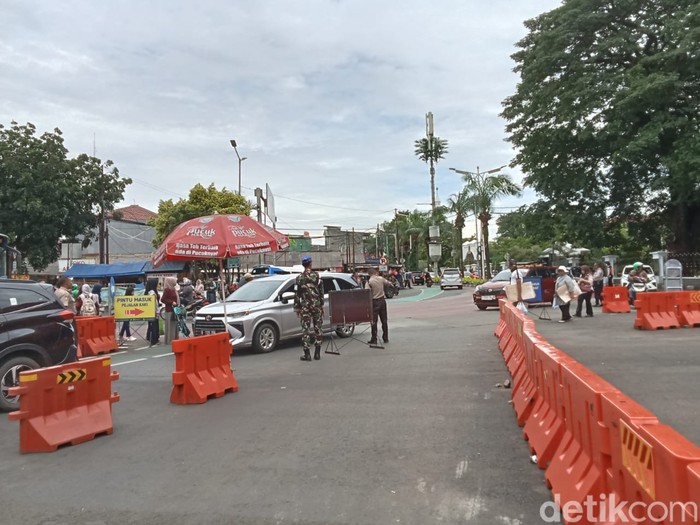 Suasana menuju Kebun Binatang Ragunan, Jaksel, 26 Desember 2024. (Mauliani M/detikcom)