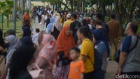 Pantauan detikcom, Kamis (26/12/2024), terlihat para pengunjung memadati kawasan Monas. Mereka datang bersama teman-teman hingga keluarganya.