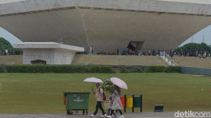 Suasana Monas Saat Libur Sekolah dan Nataru Masyarakat antre untuk naik mobil shuttle di Monas, Jakarta, Kamis (26/12/2024).