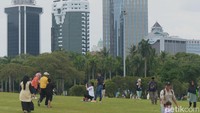 Sementara sejumlah warga lainnya tampak duduk-duduk di sekitar taman Monas. 