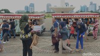 Menurut pengelola Monas jam operasional pada libur Natal dan tahun baru diperpanjang hingga pukul 18.00 WIB untuk hari Senin-Jumat sedangkan Sabtu-Minggu menjadi pukul 22.00 WIB.