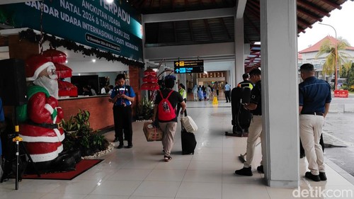 Suasana posko Nataru di terminal kedatangan domestik Bandara Ngurah Rai, Bali, Kamis (26/12/2024).