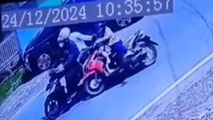 Tangkapan layar aksi penjambretan di Jalan Sungai Limboto, Makassar, yang terekam CCTV.
