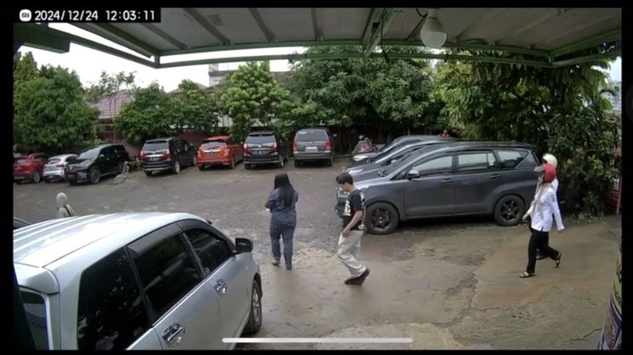 Tangkapan layar saat empat orang mendatangi rumah makanuntuk mengambil HP yang ditemukan Hermanto