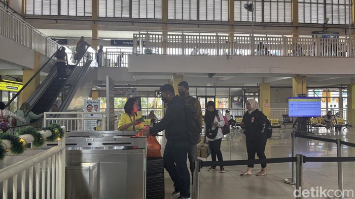 Penumpang di Terminal Purabaya Sidoarjo