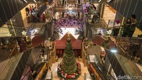 Pohon Natal besar juga menghiasi mal tersebut.
