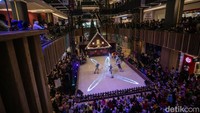Menonton aksi sirkus di pusat perbelanjaan menjadi salah satu alternatif untuk menghabiskan waktu libur natal dan tahun baru.