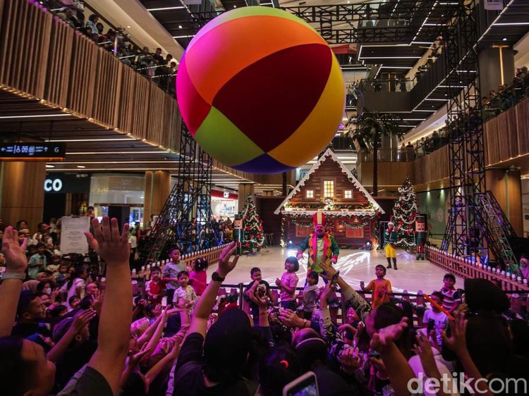 Terpukau Atraksi Sirkus di Mal Jakarta
