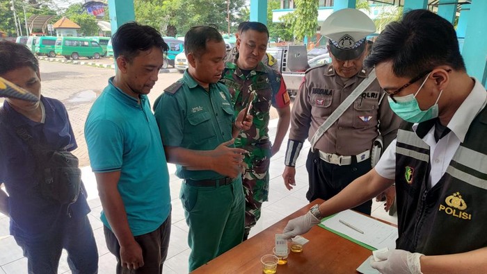 Tes urin terhadap sopir dan ramp check terhadap bus di Terminal Ampel, Surabaya.