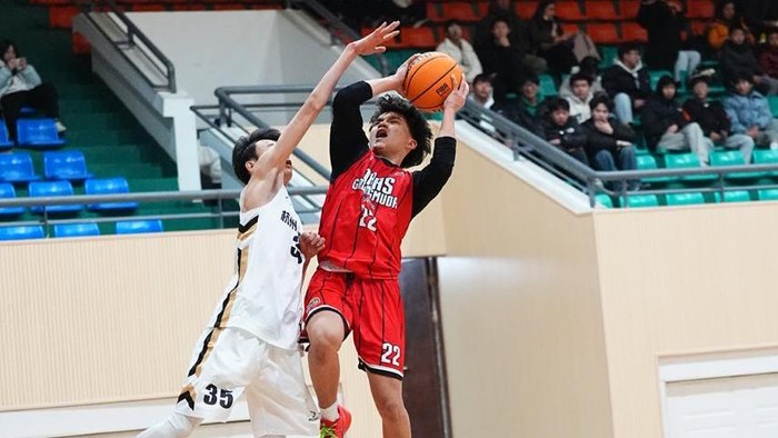 Tim basket RI, Aras Gading Muda (AGM), bermain dalam turnamen internasional the 4th China Winter International Youth Basketball Tournament 2024 di Tonglu, Hangzhou, China, Rabu (25/12/2024).