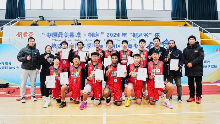 Tim RI Juarai Turnamen Internasional Basket di China Tim basket RI, Aras Gading Muda (AGM), bermain dalam turnamen internasional the 4th China Winter International Youth Basketball Tournament 2024 di Tonglu, Hangzhou, China, Rabu (25/12/2024).