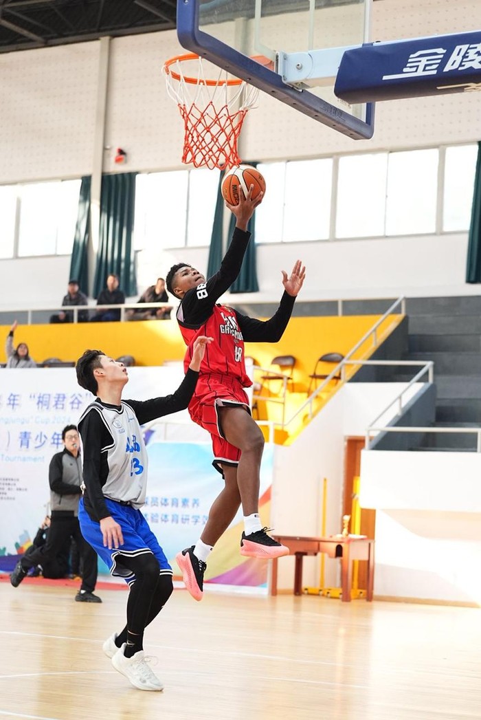 Tim basket RI, Aras Gading Muda (AGM), bermain dalam turnamen internasional the 4th China Winter International Youth Basketball Tournament 2024 di Tonglu, Hangzhou, China, Rabu (25/12/2024).