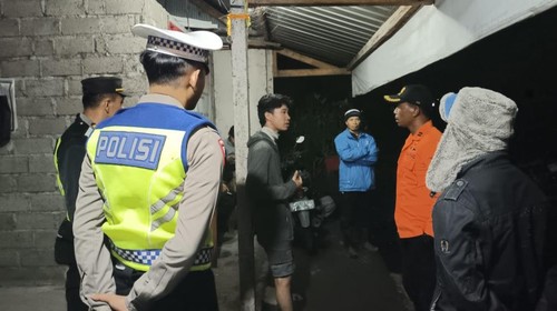 Tim SAR gabungan berupaya melakukan pencarian terhadap dua pendaki yang dilaporkan hilang saat mendaki Gunung Agung di Karangasem, Bali. (Foto: Dok. Basarnas Karangasem)