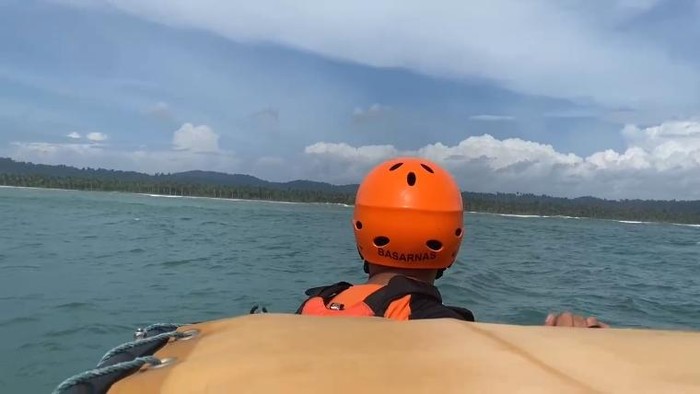 Tim SAR mencari 3 warga Mentawai hilang usai speedboat dihantam ombak. (Istimewa)