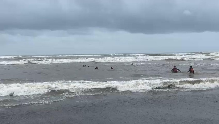 Tim SAR saat mengevakuasi tiga wisatawan asal Klaten yang terseret arus saat bermain air di Pantai Parangtritis, Kamis (26/12/2024).