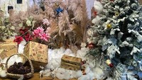 Suasana Cafe pun dikemas dengan ornamen Natal.