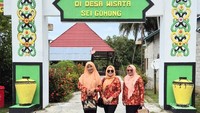 Penulis di depan gerbang Desa Wisata Sei Gohong
