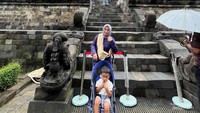 Berfoto bersama cucu