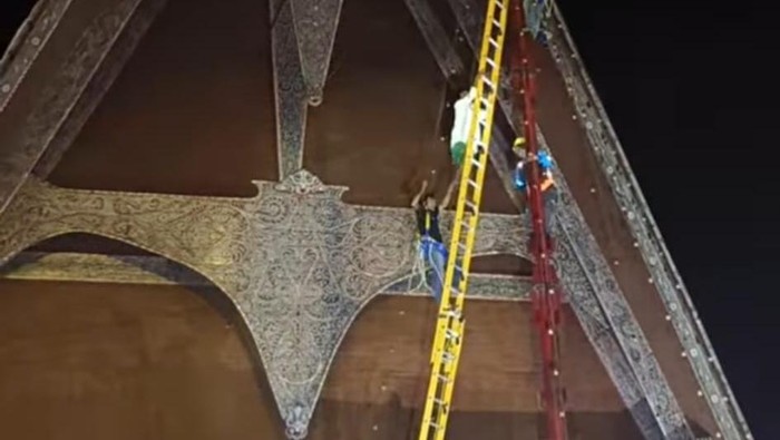 Viral pria panjat pohon natal setinggi 15 meter di Taput. (Istimewa)