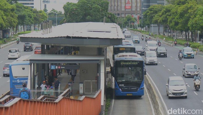 Calon penumpang menunggu kedatangan aramda bus TransJakarta koridor I (Blok M-Kota Tua), di Jl Sudirman, Jakarta, Kamis (26/12/2024).