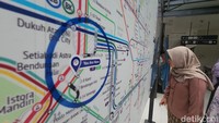 Para pengguna TransJakarta menolak wacana tersebut. Salah satu pengguna TransJ, Adam (51), mengaku khawatir pengeluarannya untuk ongkos bertambah jika harus naik MRT.