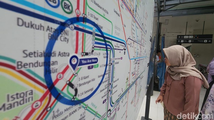 Wacana Penghapusan TransJ Koridor I Blok M-Kota Calon penumpang menunggu kedatangan aramda bus TransJakarta koridor I (Blok M-Kota Tua), di Jl Sudirman, Jakarta, Kamis (26/12/2024).