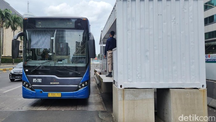Calon penumpang menunggu kedatangan aramda bus TransJakarta koridor I (Blok M-Kota Tua), di Jl Sudirman, Jakarta, Kamis (26/12/2024).