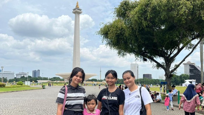 Warga Bali ajak keluarga liburan ke Monas