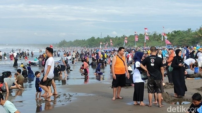 Wisatawan memadati area Pantai Pangandaran saat Libur Natal 2024.