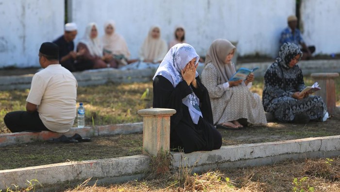 Zikir dan doa bersama peringatan tsunami di Aceh Barat Sejumlah warga berzikir dan berdoa bersama di halaman masjid Nurul Iman Desa Suak Raya, Johan Pahlawan, Aceh Barat, Aceh, Kamis (26/12/2024). Zikir dan doa bersama yang dihadiri ratusan warga tersebut dilakukan untuk mendoakan keluarga yang telah tiada akibat bencana gempa bumi berkekuatan 9,2 skala richter dan disusul gelombang tsunami pada Minggu 26 Desember 2004 atau 20 tahun lalu. ANTARA FOTO/Syifa Yulinnas/YU