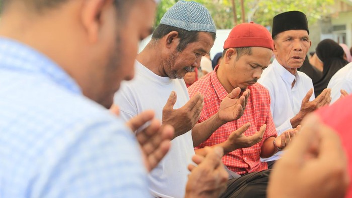 Sejumlah warga berzikir dan berdoa bersama di halaman masjid Nurul Iman Desa Suak Raya, Johan Pahlawan, Aceh Barat, Aceh, Kamis (26/12/2024). Zikir dan doa bersama yang dihadiri ratusan warga tersebut dilakukan untuk mendoakan keluarga yang telah tiada akibat bencana gempa bumi berkekuatan 9,2 skala richter dan disusul gelombang tsunami pada Minggu 26 Desember 2004 atau 20 tahun lalu. ANTARA FOTO/Syifa Yulinnas/YU