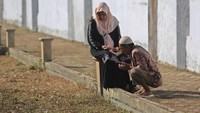 Sebagian korban meninggal dikuburkan secara massal di Siron, Aceh Besar, dan Ulee Lheue. Rata-rata dari jenazah tersebut tidak diketahui identitasnya. (ANTARA FOTO/Syifa Yulinnas)