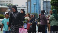 Adapun, nominal tersebut didapat berdasarkan proyeksi jumlah pergerakan wisnus pada Desember 2024 yang mencapai 78,2 juta pergerakan, serta jumlah kunjungan wisman di kisaran 1,02 juta - 1,32 juta kunjungan. 