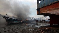Himpunan Nelayan Seluruh Indonesia (HNSI) Kota Tegal menyebut ada 22 unit kapal terbakar di Pelabuhan Kota Tegal, Jawa Tengah. (ANTARA FOTO/Oky Lukmansyah)