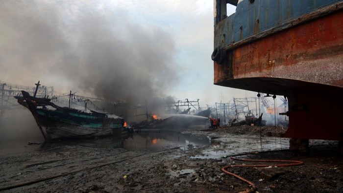 Petugas berusaha memadamkan api saat kebakaran kapal nelayan di Pelabuhan Tegal, Jawa Tengah, Jumat (27/12/2024). Sebanyak 13 kapal nelayan yang bersandar setelah melaut terbakar sekitar pukul 03.00 WIB dan pihak terkait masih menyelidiki penyebab kebakaran tersebut. ANTARA FOTO/Oky Lukmansyah/nym.