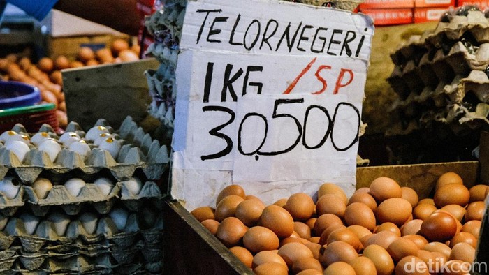 Harga telur ayam negeri merangkak naik menjelang pergantian tahun. Harga telur mencapai Rp 30 ribu per kilogram.