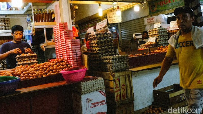 Harga telur ayam negeri merangkak naik menjelang pergantian tahun. Harga telur mencapai Rp 30 ribu per kilogram.